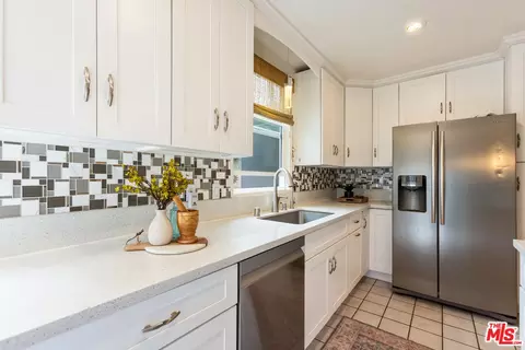 Kitchen - 3000 Beach Ave, Venice, CA 90291 photo 5 of 5