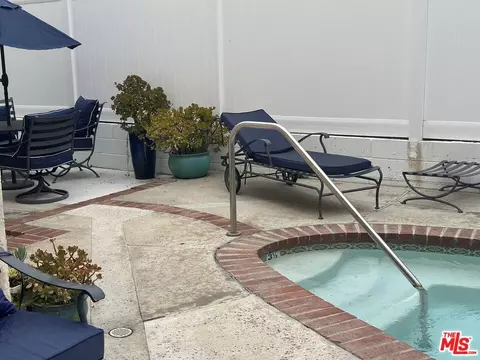 530 S Barrington Ave #210, Los Angeles, CA 90049