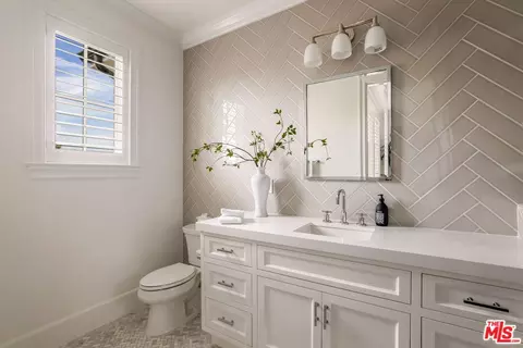 Bath - 4476 Libbit Ave, Encino, CA 91436 photo 4 of 6