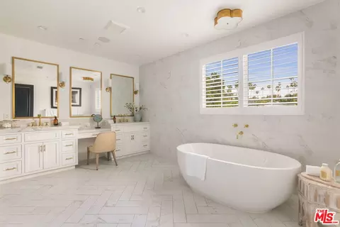 Bath - 4476 Libbit Ave, Encino, CA 91436 photo 2 of 6
