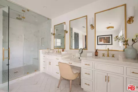 Bath - 4476 Libbit Ave, Encino, CA 91436 photo 3 of 6