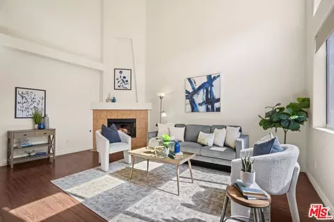 10924 Bloomfield St #2, Toluca Lake, CA 91602