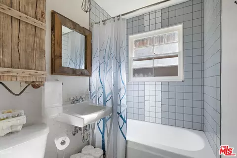 Bath - 548 Spruce Ln, Sugarloaf, CA 92386 photo 2 of 2