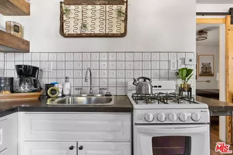 Kitchen - 548 Spruce Ln, Sugarloaf, CA 92386 photo 3 of 3