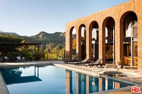 2291 N Hobart Blvd, Los Angeles, CA 90027