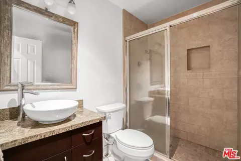 Bath - 11 19th Ave, Venice, CA 90291 photo 1 of 6