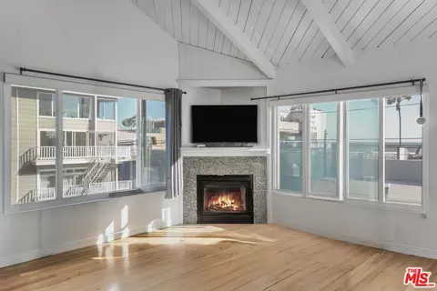 Living - 11 19th Ave, Venice, CA 90291 photo 2 of 5