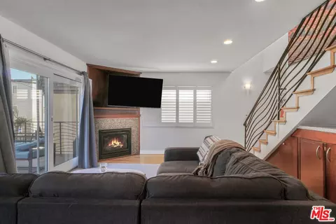 Living - 11 19th Ave, Venice, CA 90291 photo 1 of 5