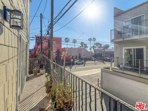 Exterior - 11 19th Ave, Venice, CA 90291 photo 8 of 9