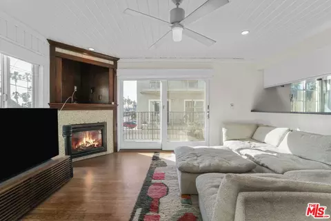 Living - 11 19th Ave, Venice, CA 90291 photo 4 of 5