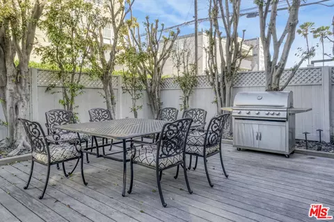 Exterior - 11 19th Ave, Venice, CA 90291 photo 4 of 9