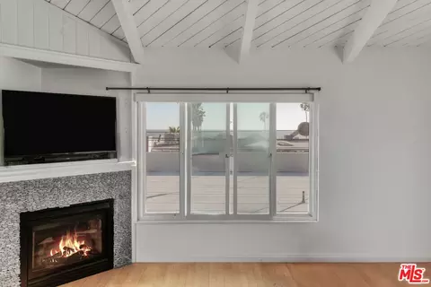 Living - 11 19th Ave, Venice, CA 90291 photo 3 of 5