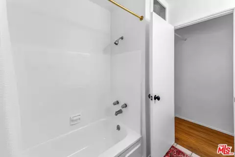 Bath - 5608 Lime Ave #3, Long Beach, CA 90805 photo 3 of 4