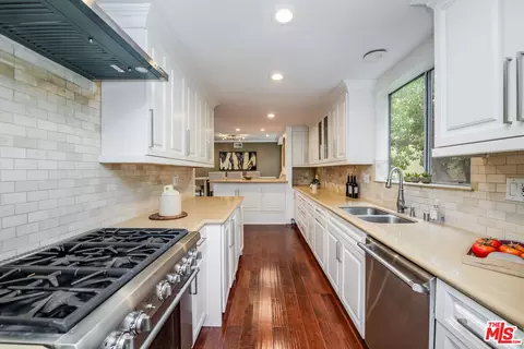 441 N Oakhurst Dr #205, Beverly Hills, CA 90210