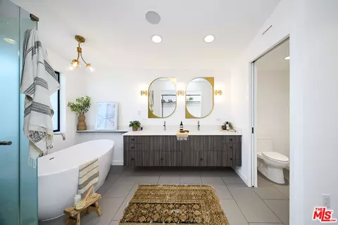 Bath - 746 Brooks Ave, Venice, CA 90291 photo 2 of 2