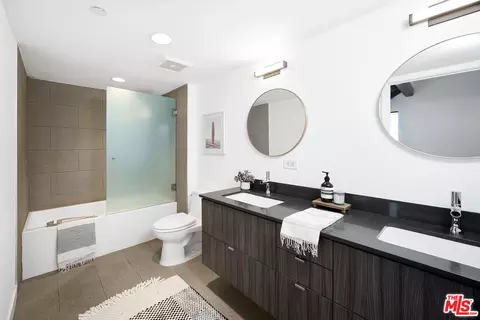Bath - 746 Brooks Ave, Venice, CA 90291 photo 1 of 2