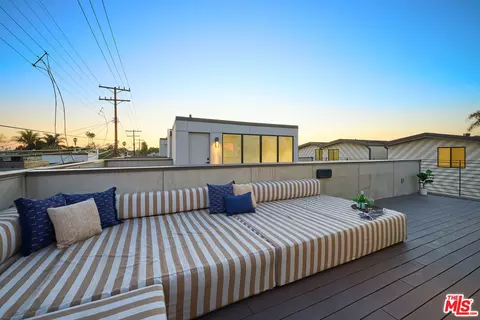 Exterior - 746 Brooks Ave, Venice, CA 90291 photo 5 of 5