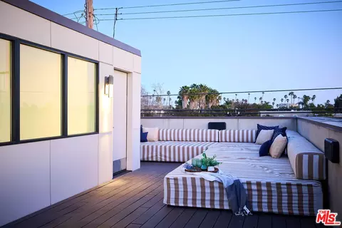 Exterior - 746 Brooks Ave, Venice, CA 90291 photo 4 of 5