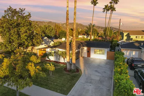 1318 N Beachwood Dr, Burbank, CA 91506