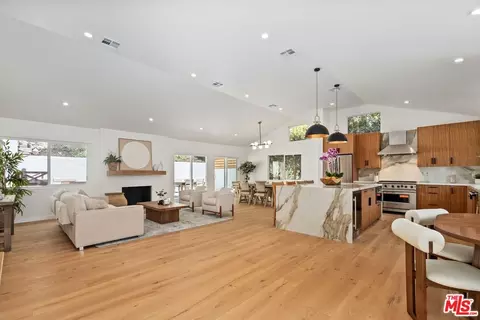224 N Bundy Dr, Los Angeles, CA 90049