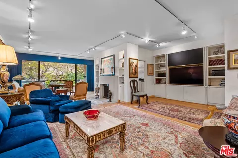 325 N Oakhurst Dr #300, Beverly Hills, CA 90210