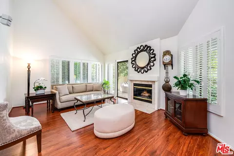18731 Hatteras St #26, Tarzana, CA 91356