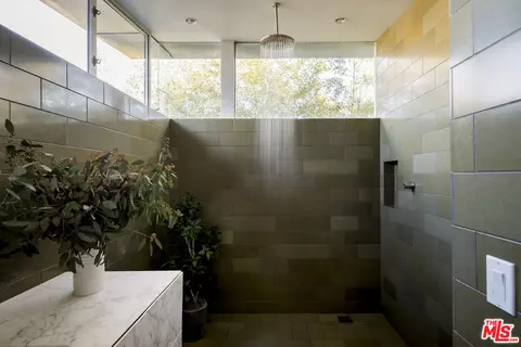 Bath - 702 6th Ave, Venice, CA 90291 photo 1 of 3