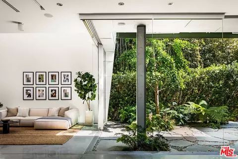 Exterior - 702 6th Ave, Venice, CA 90291 photo 2 of 5