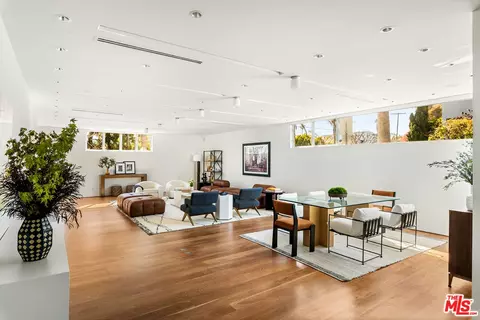 Living - 702 6th Ave, Venice, CA 90291 photo 2 of 4