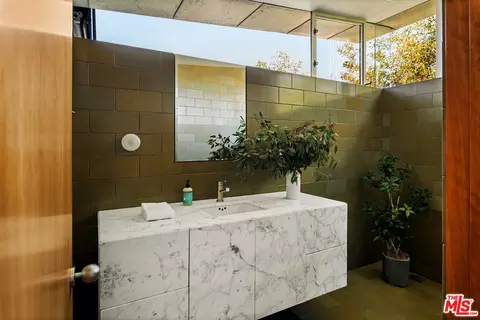 Bath - 702 6th Ave, Venice, CA 90291 photo 2 of 3