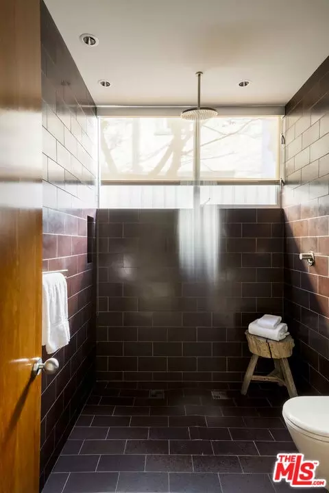 Bath - 702 6th Ave, Venice, CA 90291 photo 3 of 3