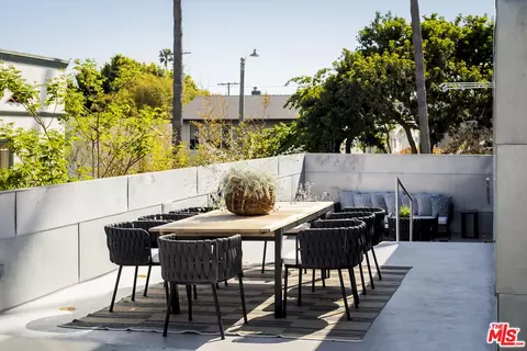 Exterior - 702 6th Ave, Venice, CA 90291 photo 4 of 5