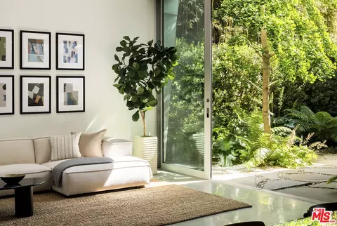 Living - 702 6th Ave, Venice, CA 90291 photo 1 of 4