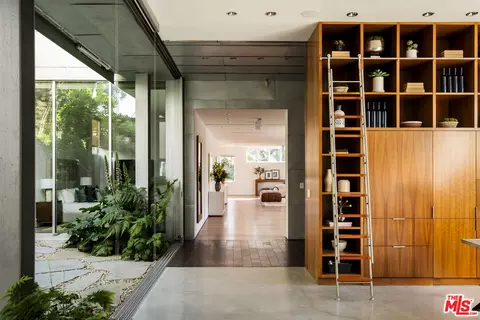Entry Way - 702 6th Ave, Venice, CA 90291 photo 2 of 3