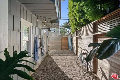 Exterior - 729 Superba Ave, Venice, CA 90291 photo 3 of 11