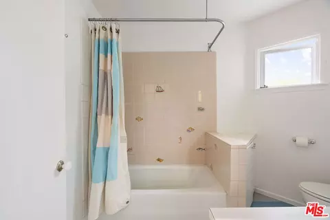 Bath - 729 Superba Ave, Venice, CA 90291 photo 4 of 4