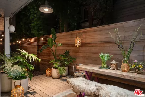 Exterior - 729 Superba Ave, Venice, CA 90291 photo 6 of 11