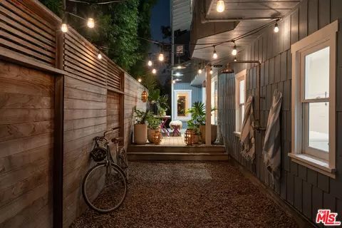 Exterior - 729 Superba Ave, Venice, CA 90291 photo 7 of 11