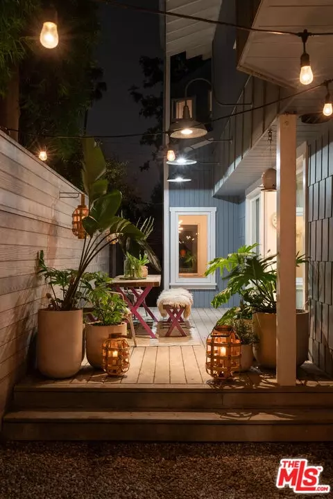 Exterior - 729 Superba Ave, Venice, CA 90291 photo 8 of 11