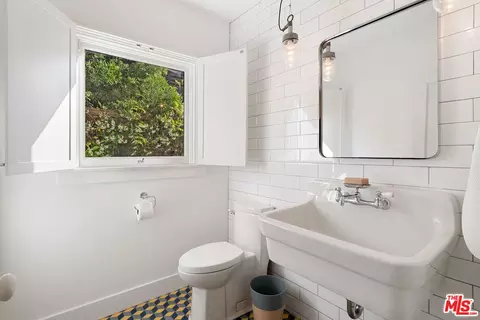 Bath - 729 Superba Ave, Venice, CA 90291 photo 1 of 4