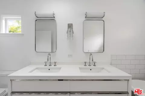 Bath - 729 Superba Ave, Venice, CA 90291 photo 3 of 4