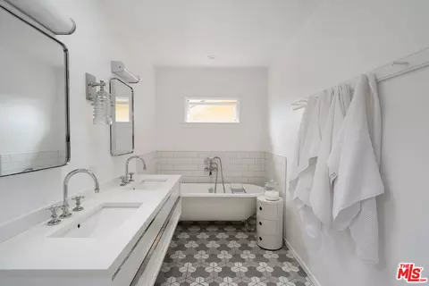 Bath - 729 Superba Ave, Venice, CA 90291 photo 2 of 4
