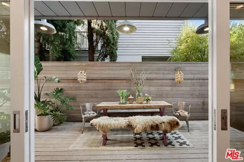 Exterior - 729 Superba Ave, Venice, CA 90291 photo 1 of 11