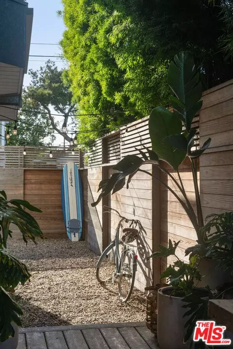Exterior - 729 Superba Ave, Venice, CA 90291 photo 4 of 11