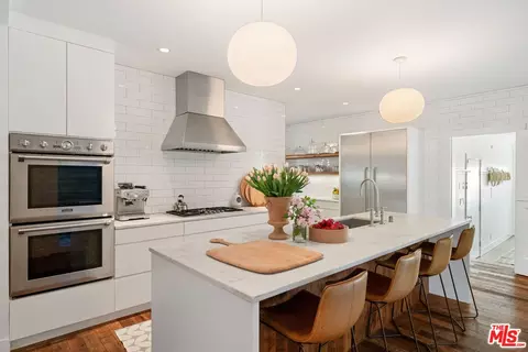Kitchen - 729 Superba Ave, Venice, CA 90291 photo 4 of 7