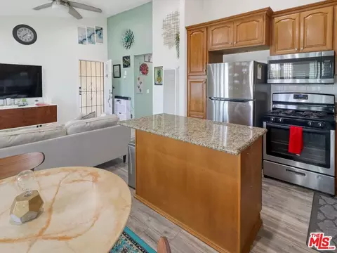 Kitchen - 1637 E 5th St #302, Long Beach, CA 90802 photo 3 of 4