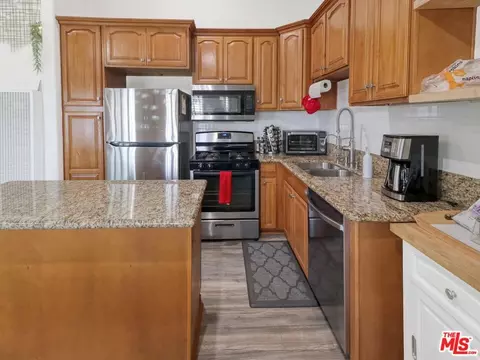 Kitchen - 1637 E 5th St #302, Long Beach, CA 90802 photo 4 of 4