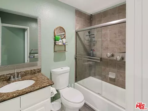 Bath - 1637 E 5th St #302, Long Beach, CA 90802 photo 2 of 3