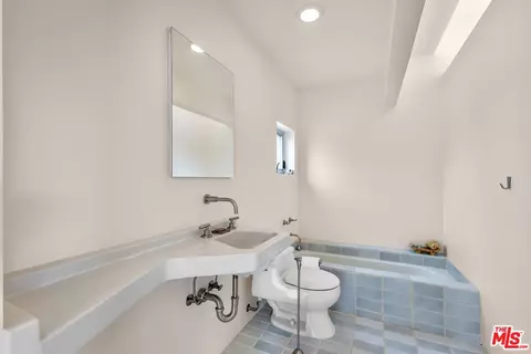 Bath - 63131 Rocking Chair Rd, Joshua Tree, CA 92252 photo 2 of 3