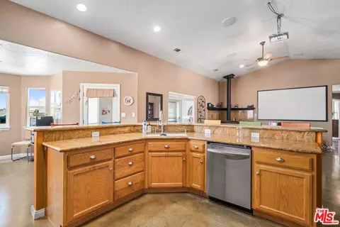 Kitchen - 9999 Del Sol Ave, Phelan, CA 92371 photo 4 of 4